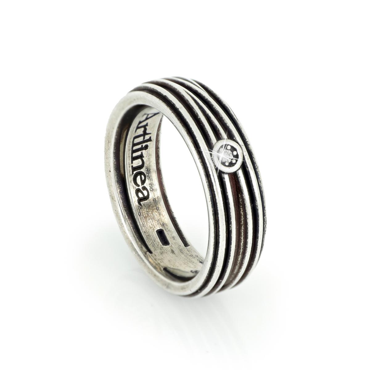 Anello da uomo in argento brunito palladio e oro nero con diamante e motivo a scanalatur