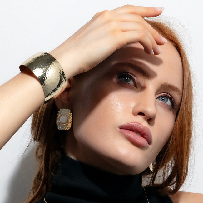 Aquaforte New Retro Women's Earrings with Mother-of-Pearl Squares and Polished Hammered Surface
