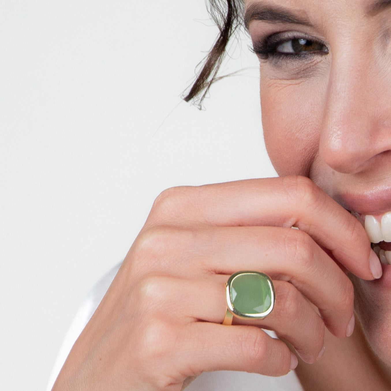 Anello da donna Aquaforte Aquacaramelle con pasta vitrea verde milky taglio antico