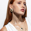 Collana da donna Aquaforte Nuova Retrò con pasta vitrea nera quadrata e superficie battuta spazzolata